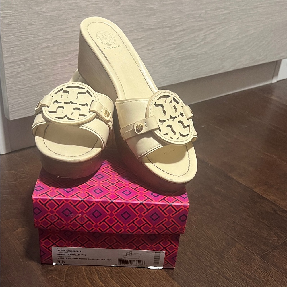 Tory Burch vanilla cream Magdalena vegan leather  Wedge Sandals